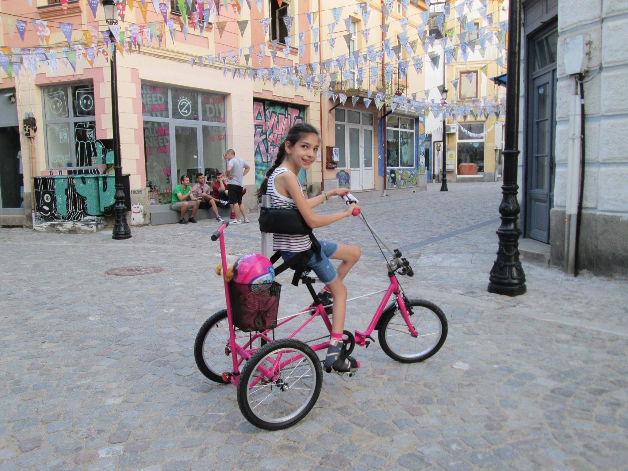 Ново колело за момичето с парализа