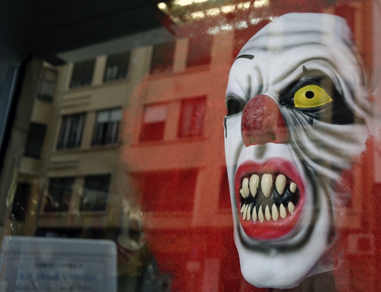 Бихте ли се изплашили, ако човек с такава клоунска маска изскочи на улицата?