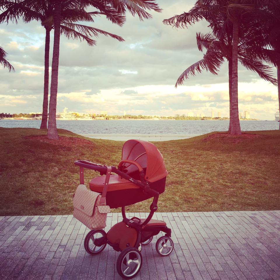 Мама и бебе на разгодка в Маями