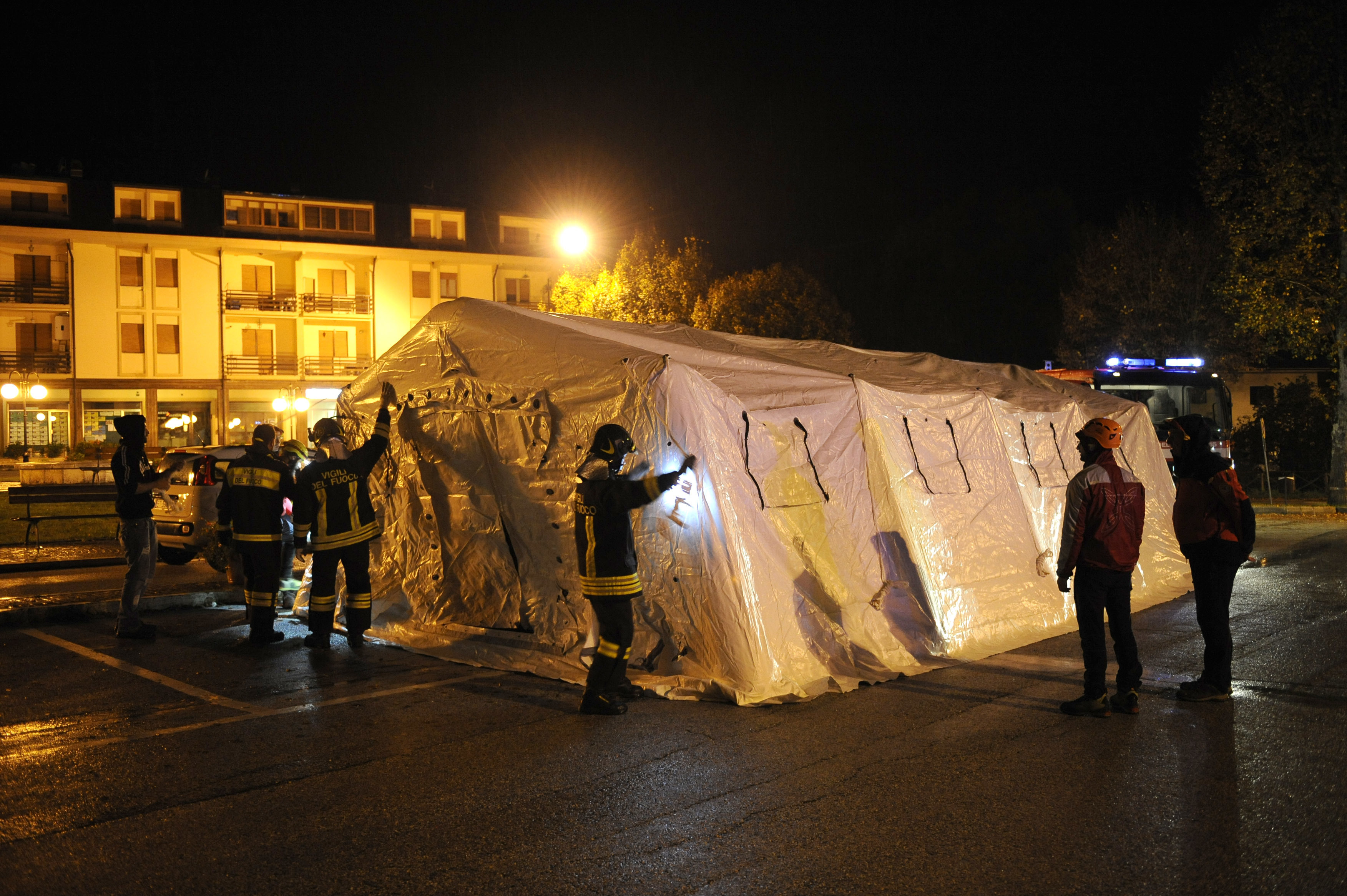 Спасителен екип в Усита, Централна Италия, подготвят подслон за уплашени от трусовете хора