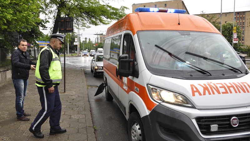 Пострадалата е откарана с линейка в Бургас