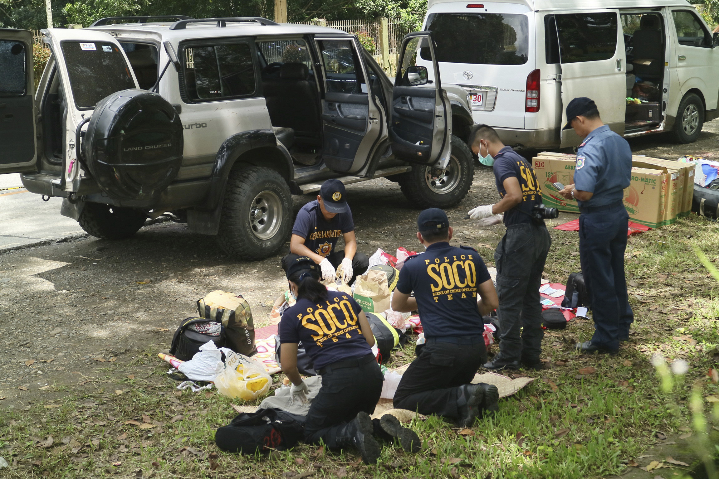 Филипински полицаи обискират коли след престрелка, в която загина кмет, заподзрян в наркотрафик