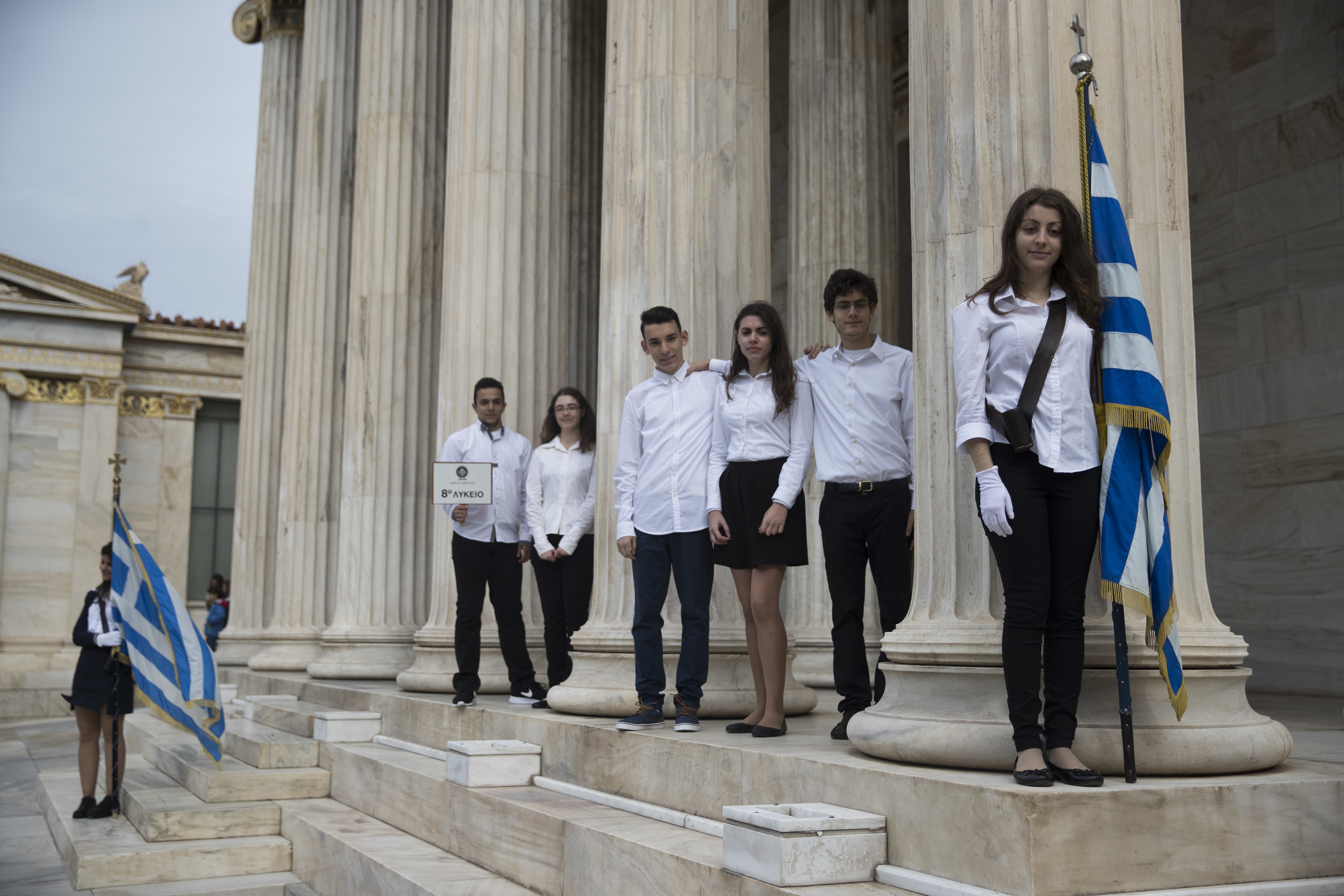 Студенти с националния флаг пред сградата на Академията в Атина