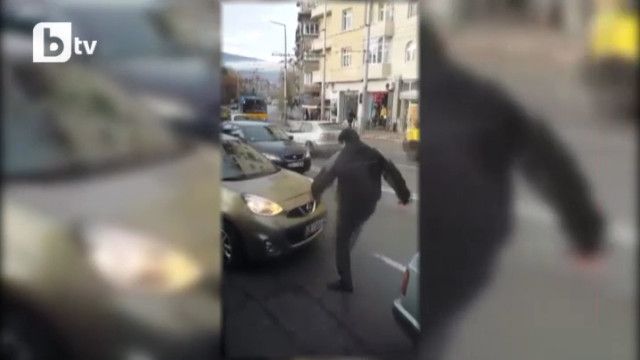 Разярен шофьор свали табелите на чужда кола (видео)