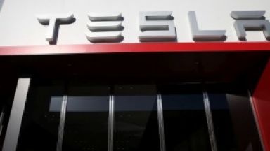 Tesla иска от доставчици да върнат част от парите