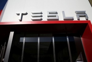Американският производител на електрически коли Tesla Inc. е поискал от някои от своите доставчици да му върнат парични средства