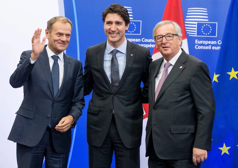Шефът на ЕС Д. Туск, канадският премиер Дж. Трюдо и председателят на ЕК Ж. Юнкер след подписването на СЕТА
