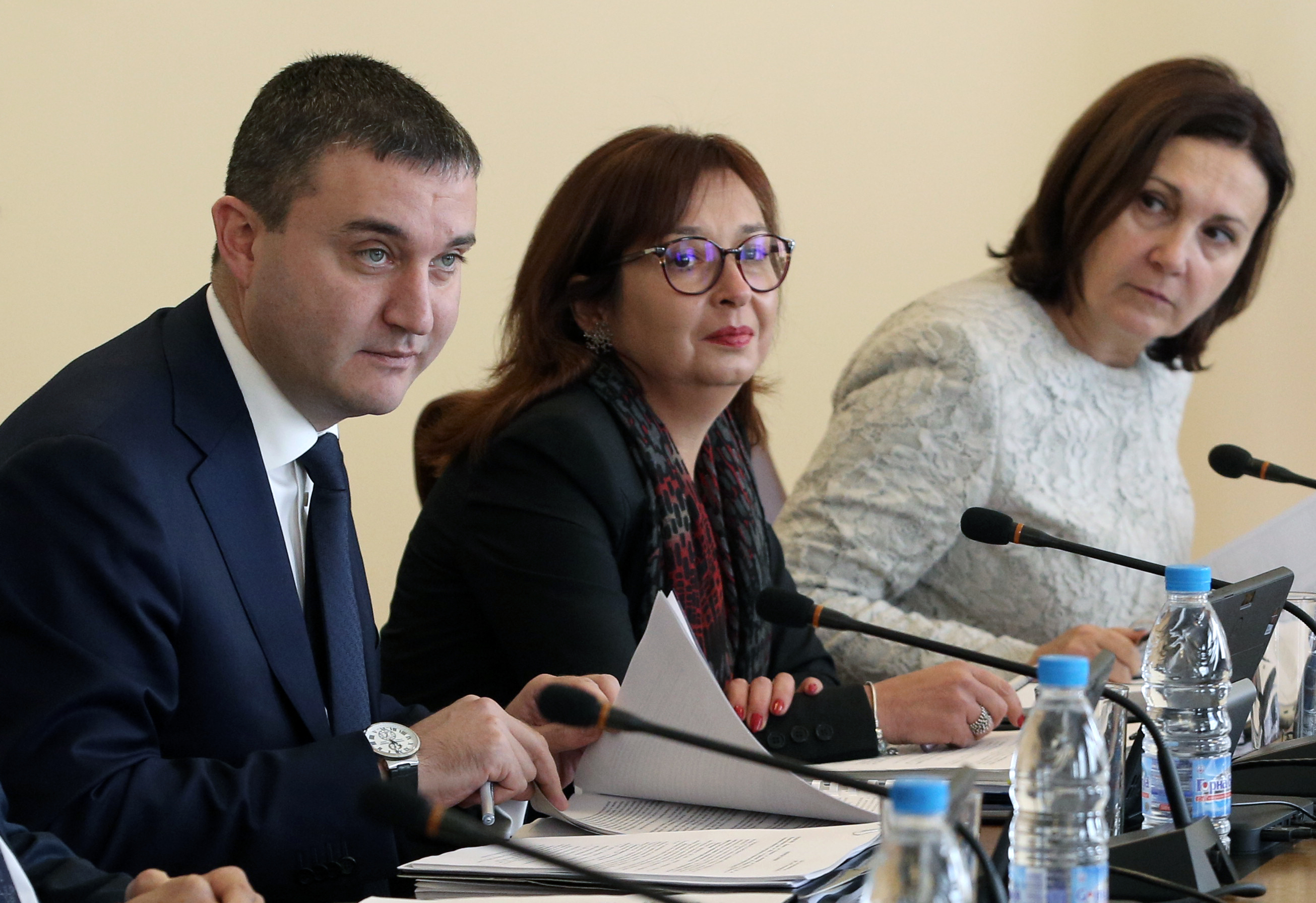 ГЕРБ ще подкрепи въпросите на референдума и ще направи това, защото българските граждани го искат, каза Горанов