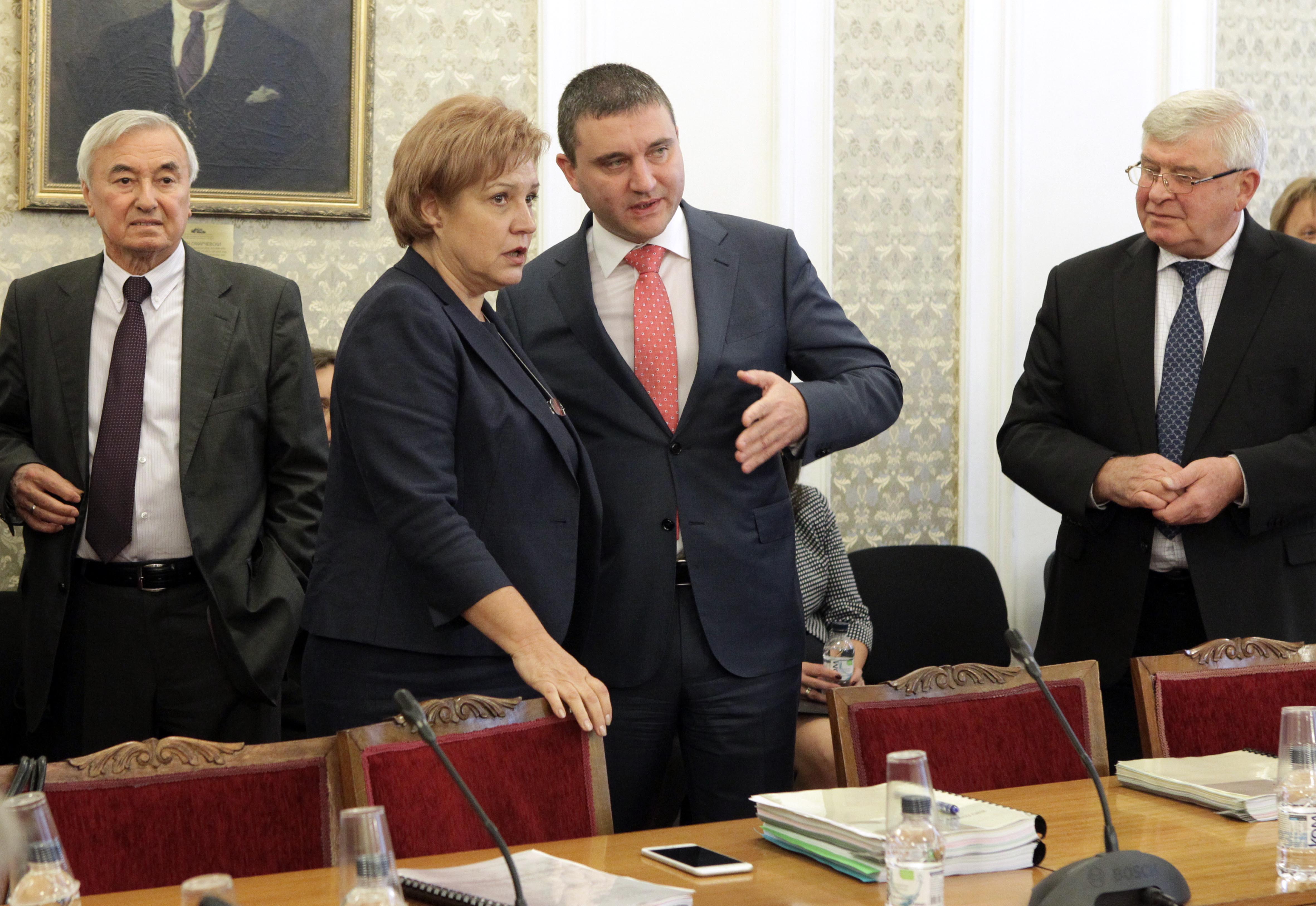 Менда Стоянова: Нов заем ще има само при дефицит