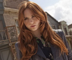 Карън Гилън сяда на режисьорския стол