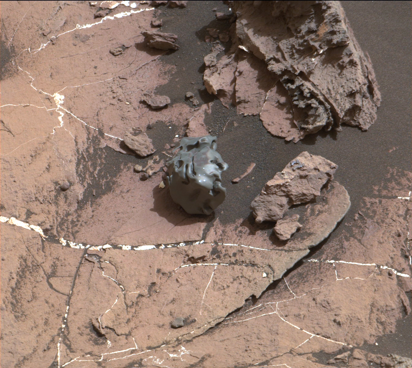 Curiosity засне странен метален обект на Марс