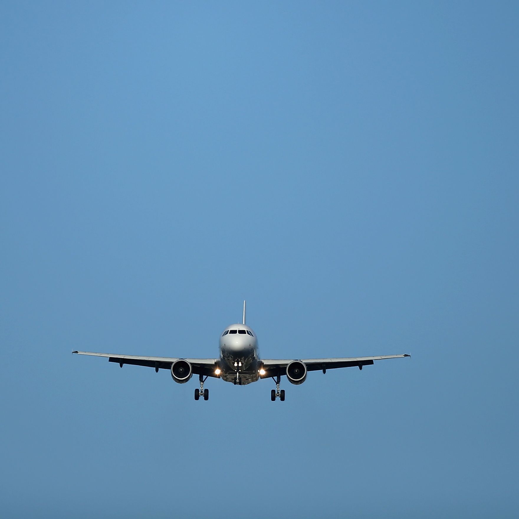 Самолет се приземи заради разгневена от изневяра жена