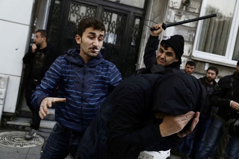 Насилие в Истанбул заради репресиите срещу в. ”Джумхуриет”