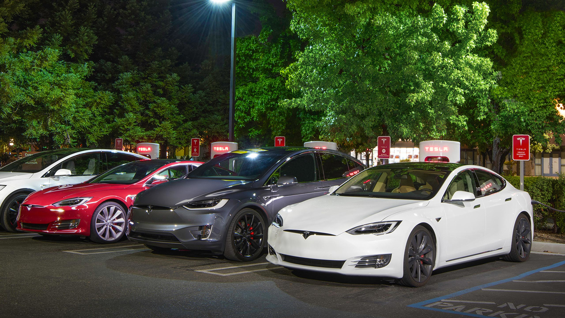 Tesla спира безплатните зареждания