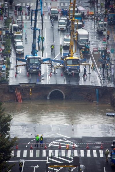 Огромна дупка зейна насред булевард в японски град