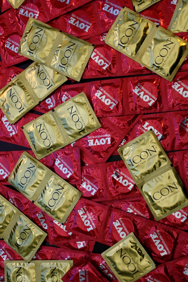 Фондацията AIDS Healthcare раздава безплатни презервативи