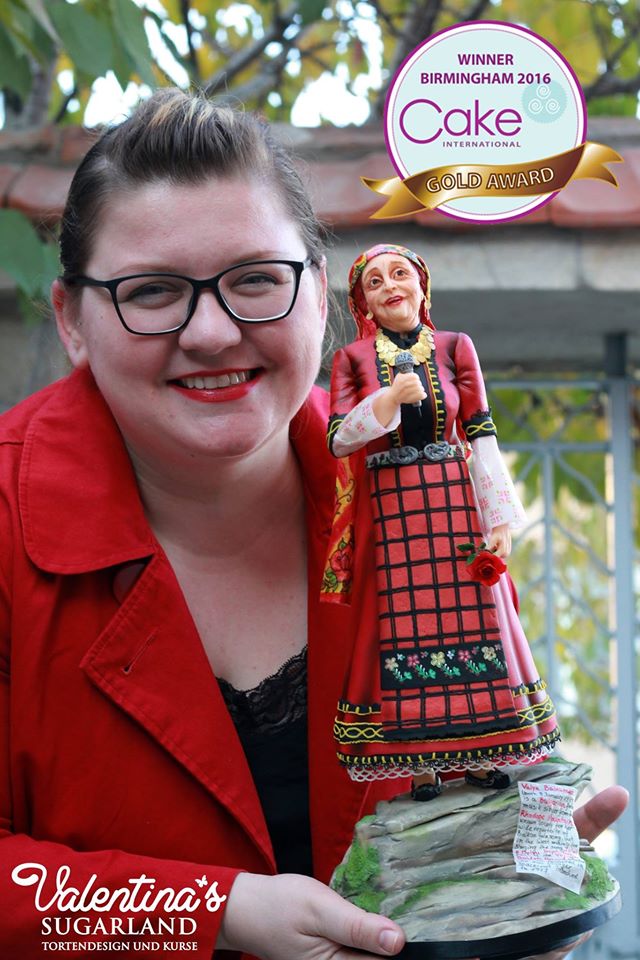 Валентина Терзиева със захарна фигура на Валя Балканска