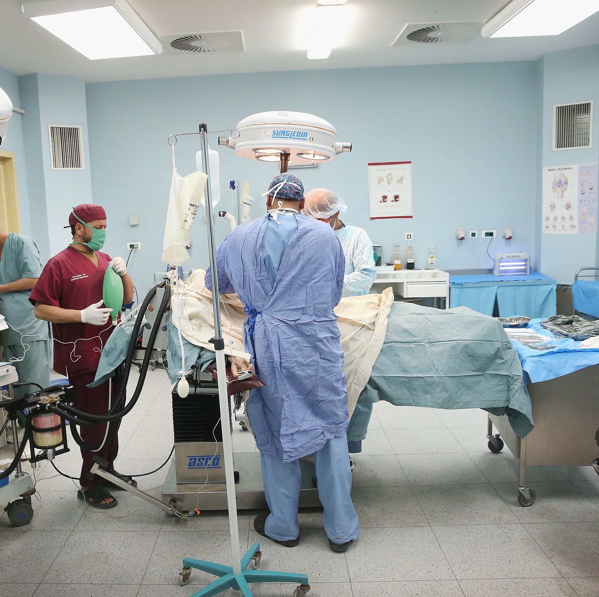 Хирурзите използват лазерен лъч, за да спрат кървенето от черния дроб