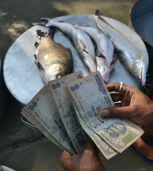 Хаос в Индия при подмяна на банкноти