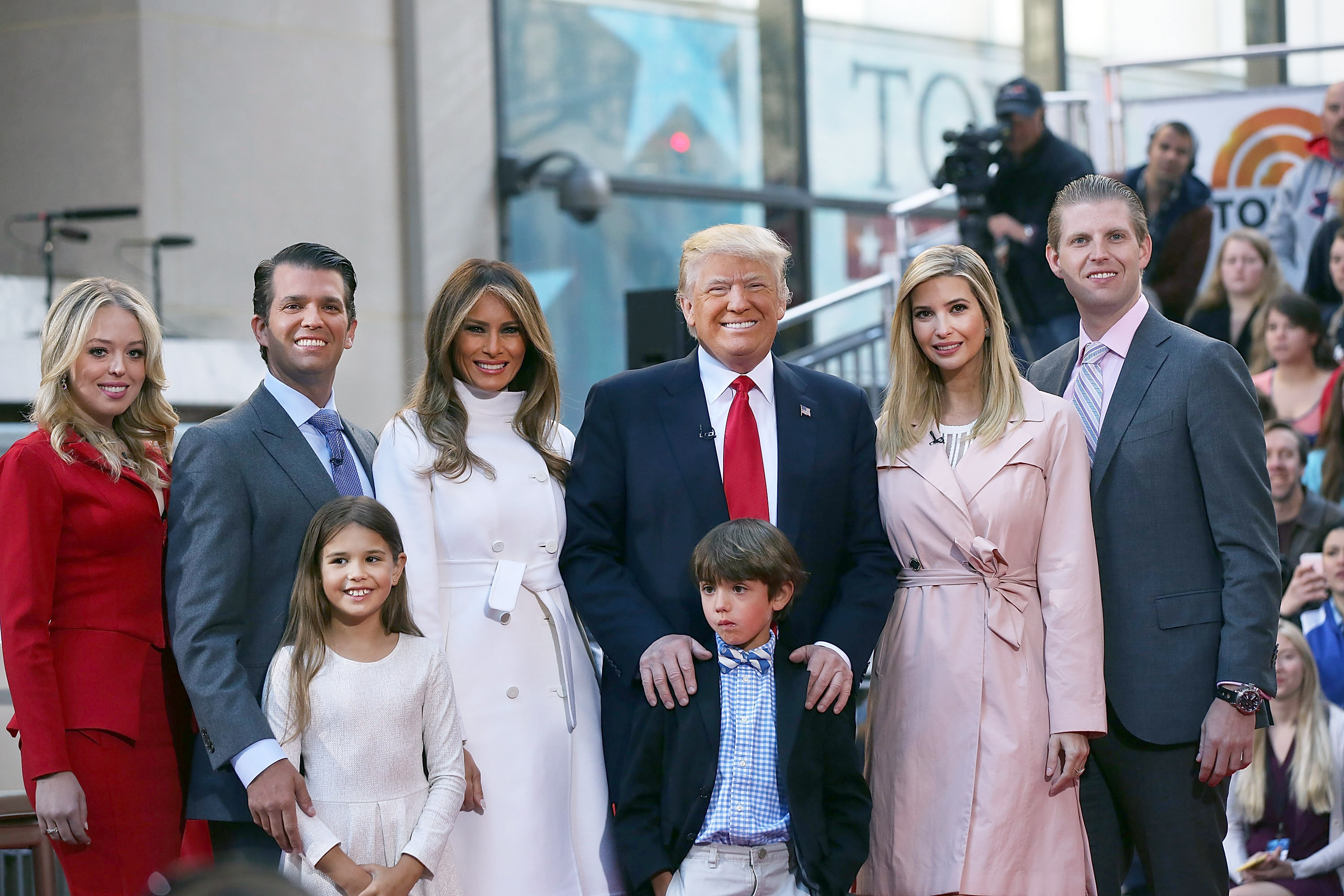Доналд Тръмп със съпругата си Мелания, децата му Тифани, Ерик, Иванка, зет му Джаред Къшнър и внуците Кай и Доналд Тръмп III