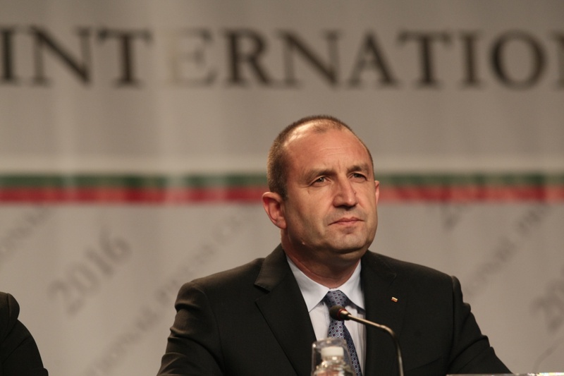 Новоизбраният президент ген. Румен Радев смята, че България е в деликатно положение като гранична държава в ЕС