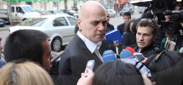 Слави Трифонов обвини ЦИК в ”чудовищна манипулация” на резултатите от референдума