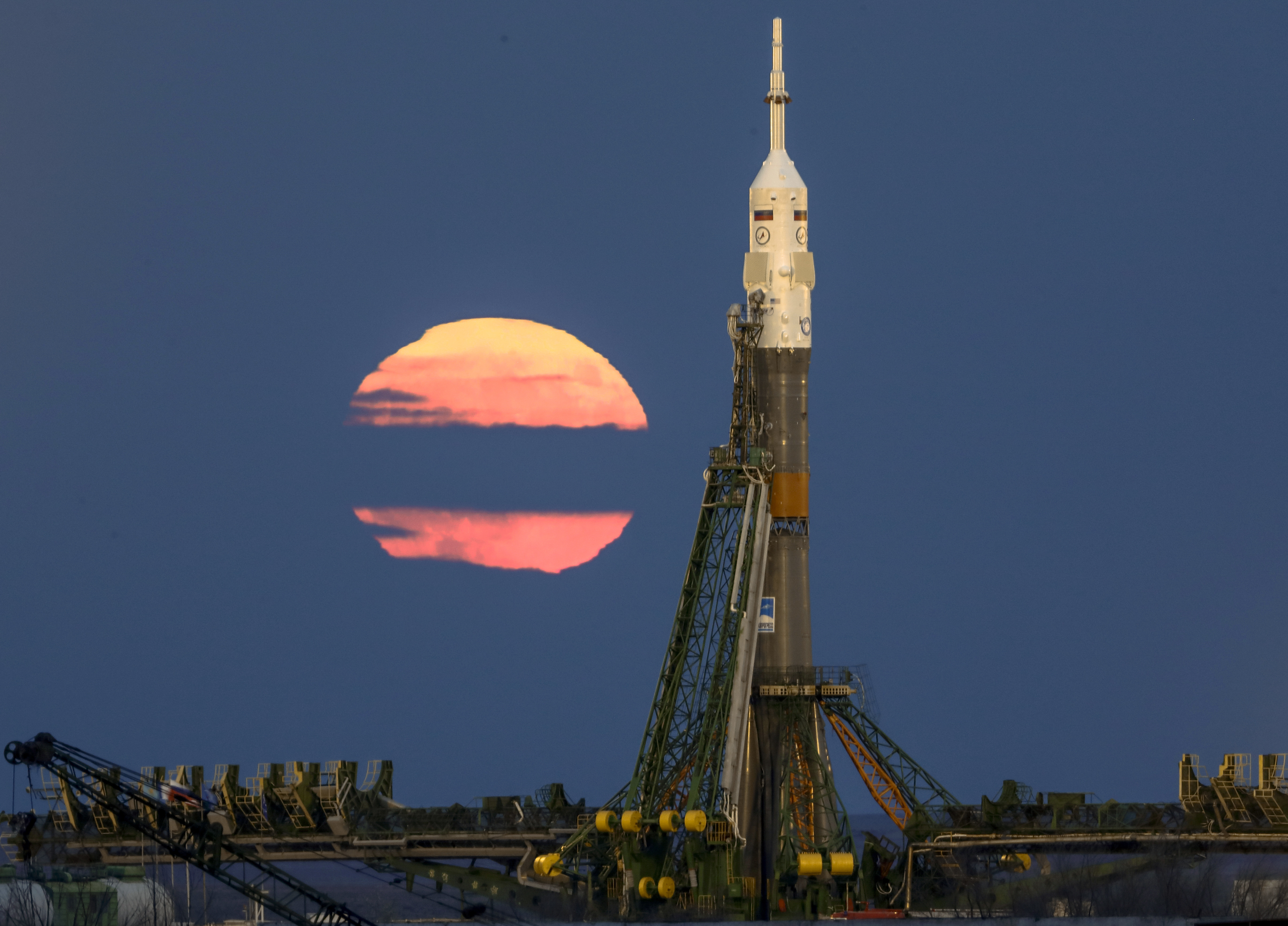 Русия ще праща туристи на обиколка около Луната с модифициран ”Съюз”