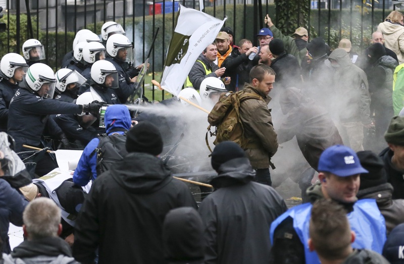 Военни протестираха в Белгия, полицаи ги разпръснаха