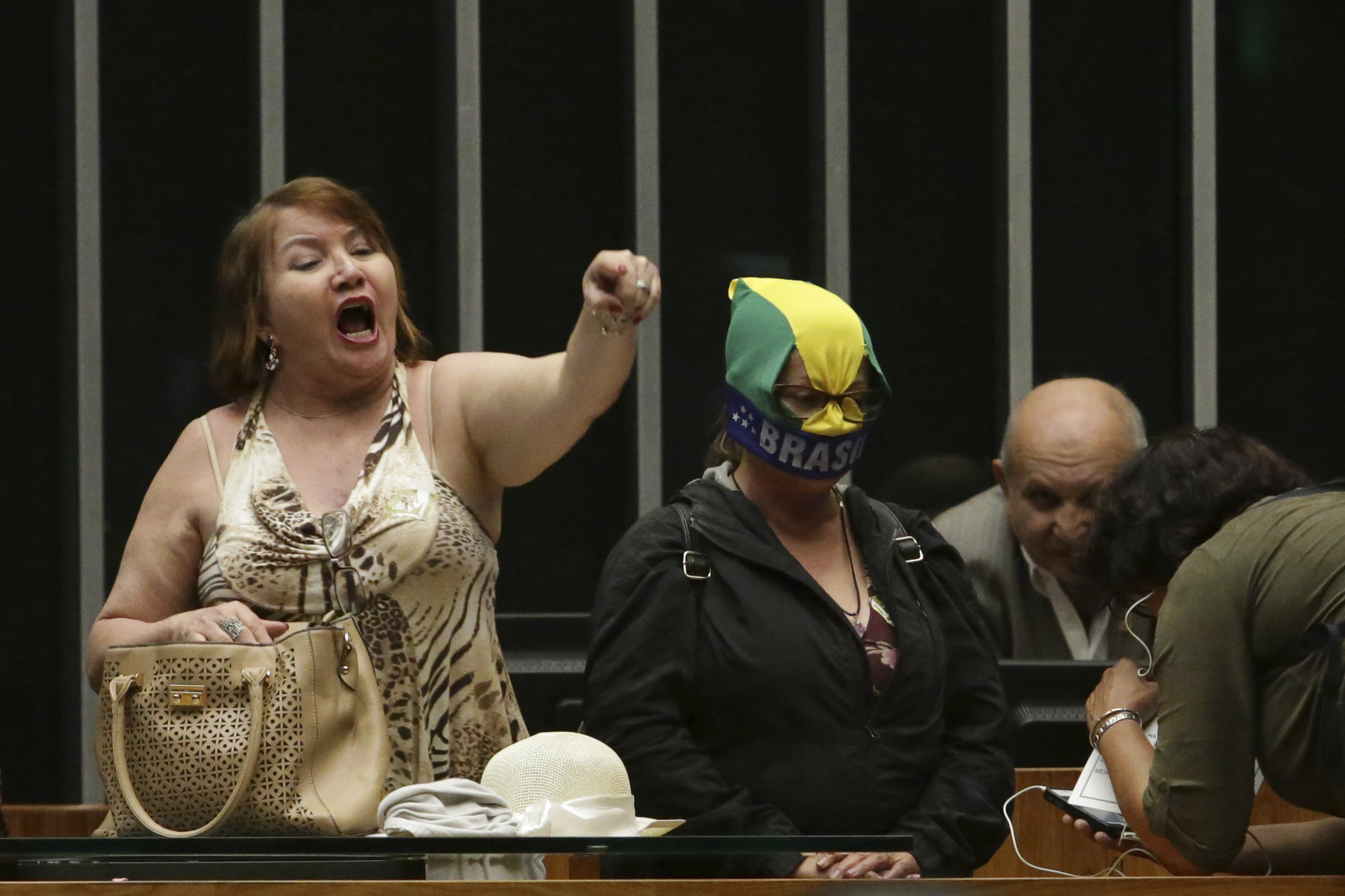 Десетки протестиращи нахлуха в бразилския парламент (видео)