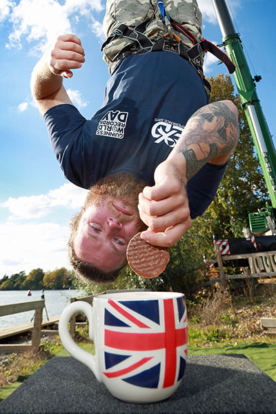 Британец потопи бисквита в чай при скок от 73 м (видео)