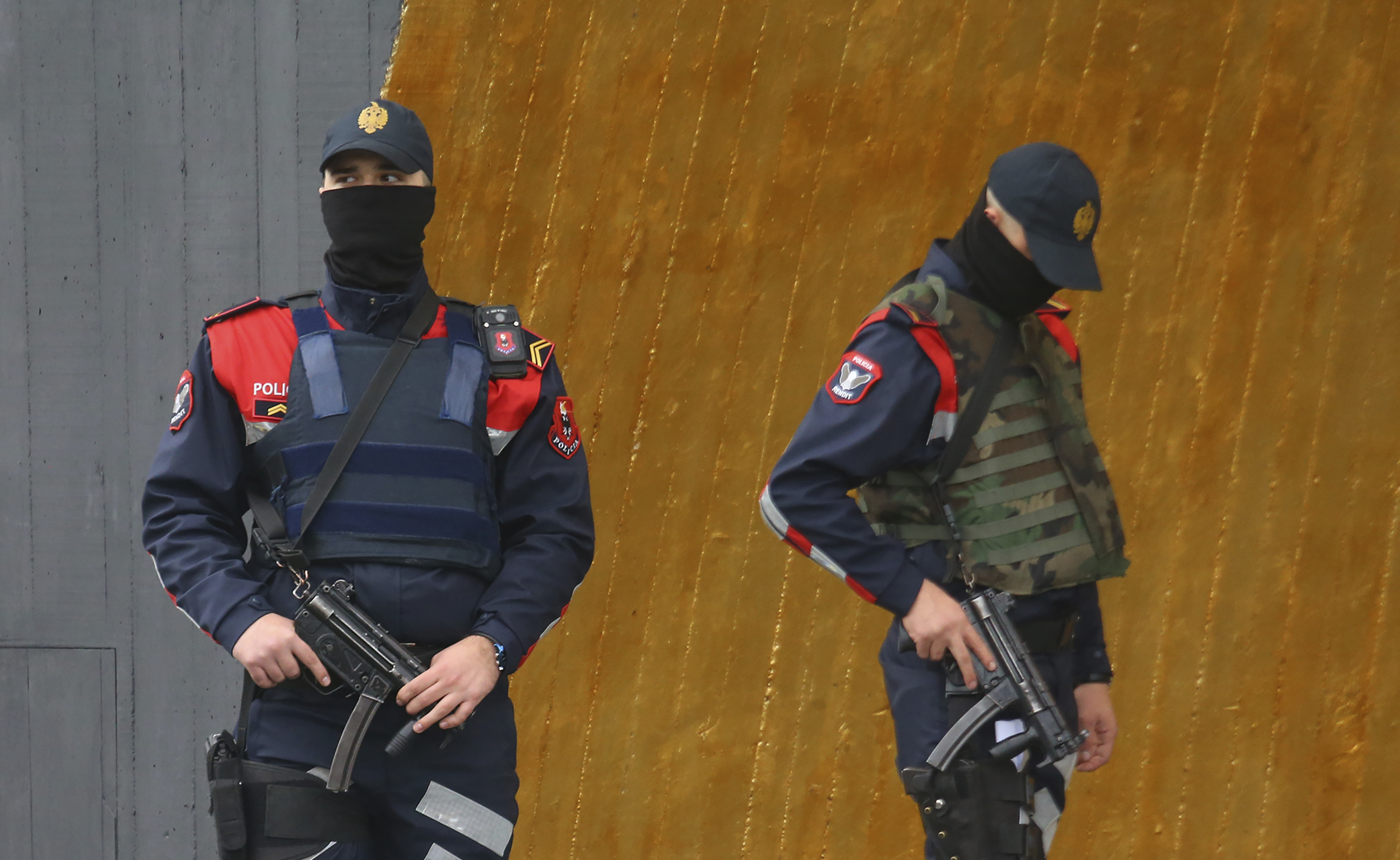 Охранител и командоси стоят зад обира пред летището в Тирана