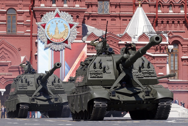 Самоходната гаубица ”Коалиция СВ” на парад в Москва. Тя е избрана за основа на роботизирана далекобойна артилерия
