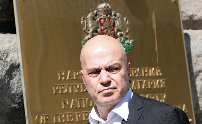 Слави Трифонов атакува остро ЦИК, че резултатите от референдума са неверни