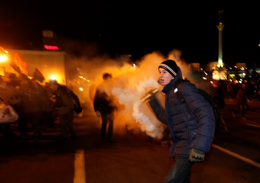 Протестиращи в центъра на Киев се сблъскаха с полицията
