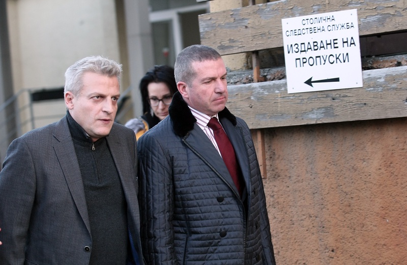 Петър Москов с адвоката си Менко Менков пред следствието