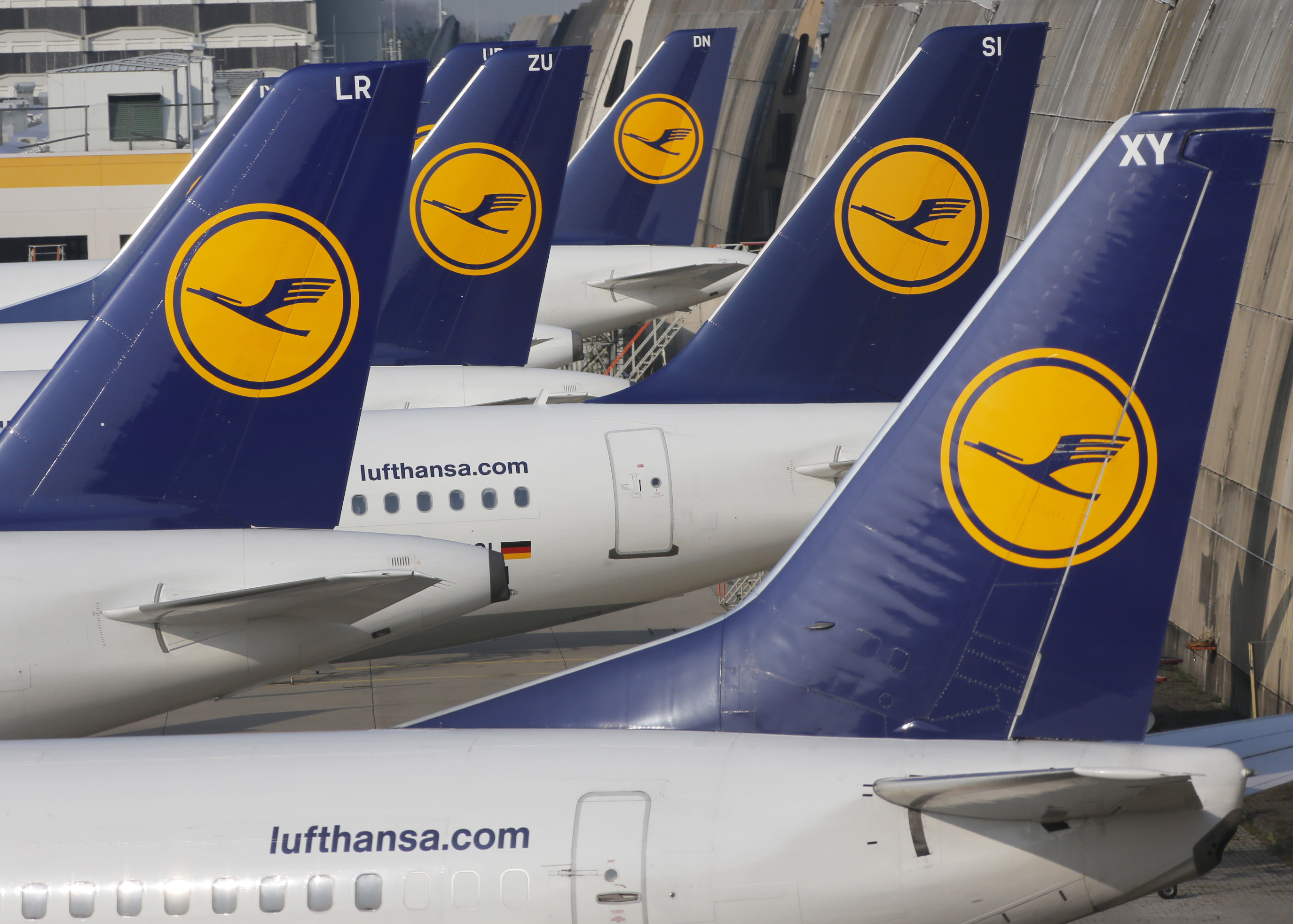 Германският авиопревозвач Луфтханза (Lufthansa) е отчел спад в печалбата през второто тримесечие