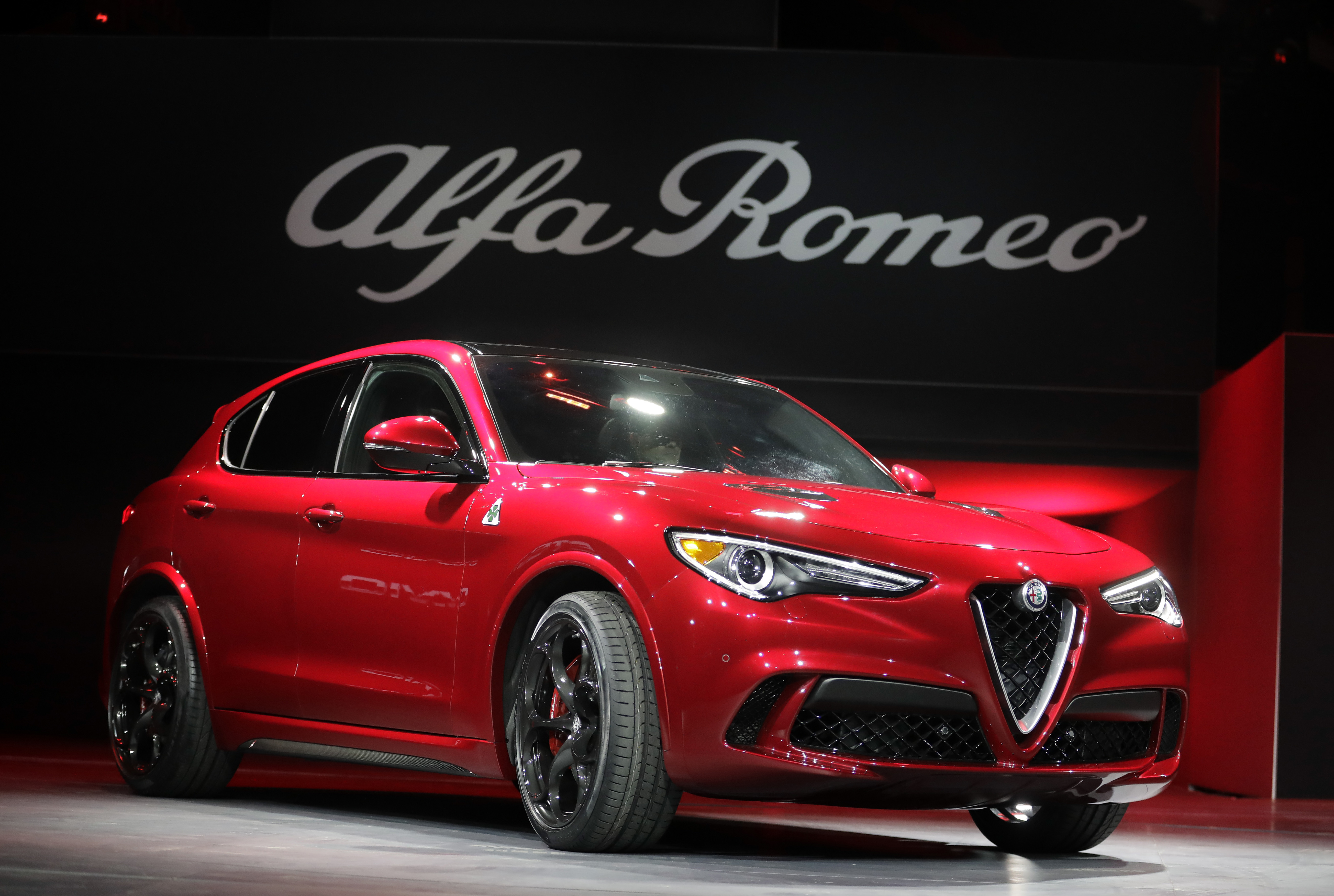 Alfa Romeo поставя SUV на върха на гамата си