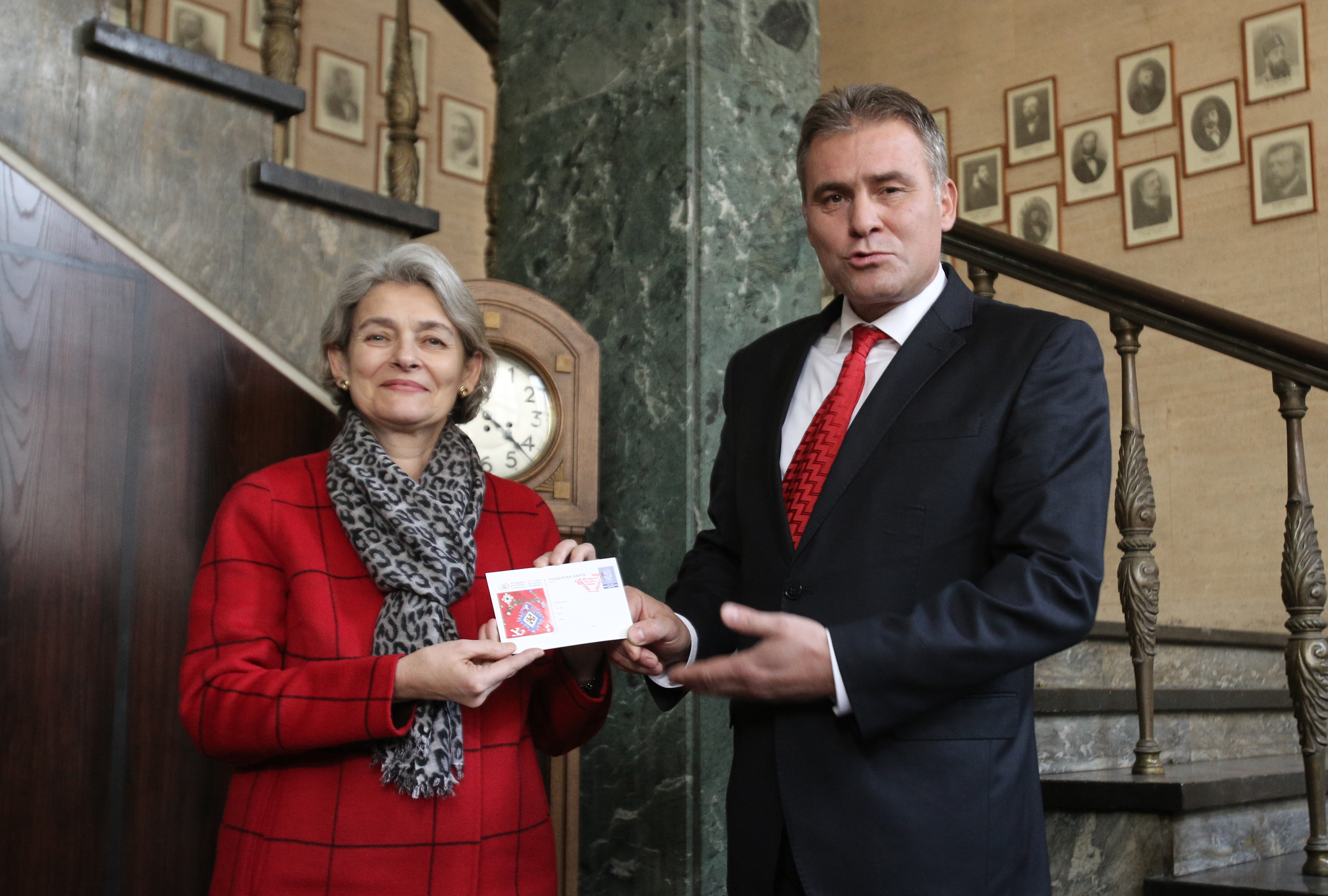 Ирина Бокова и зам.-министър валидираха пощенско-филателно издание, посветено на 60 г. членство на България в ЮНЕСКО