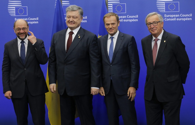 Председателят на ЕП М. Шулц, украинският президент П. Порошенко и шефът на ЕС Д.Туск на срещата в Брюксел