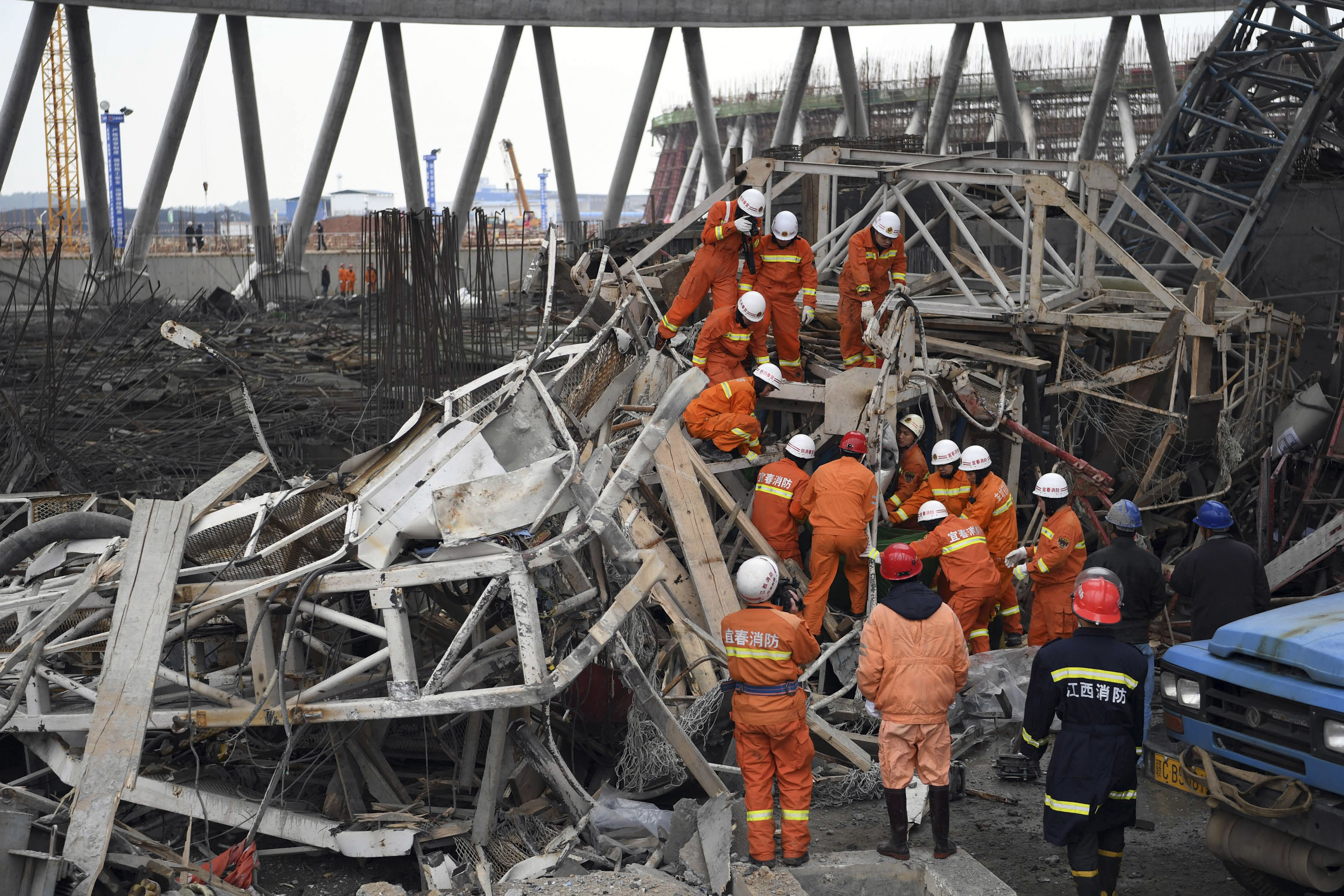 Близо 70 души загинаха при срутване на конструкция в Китай