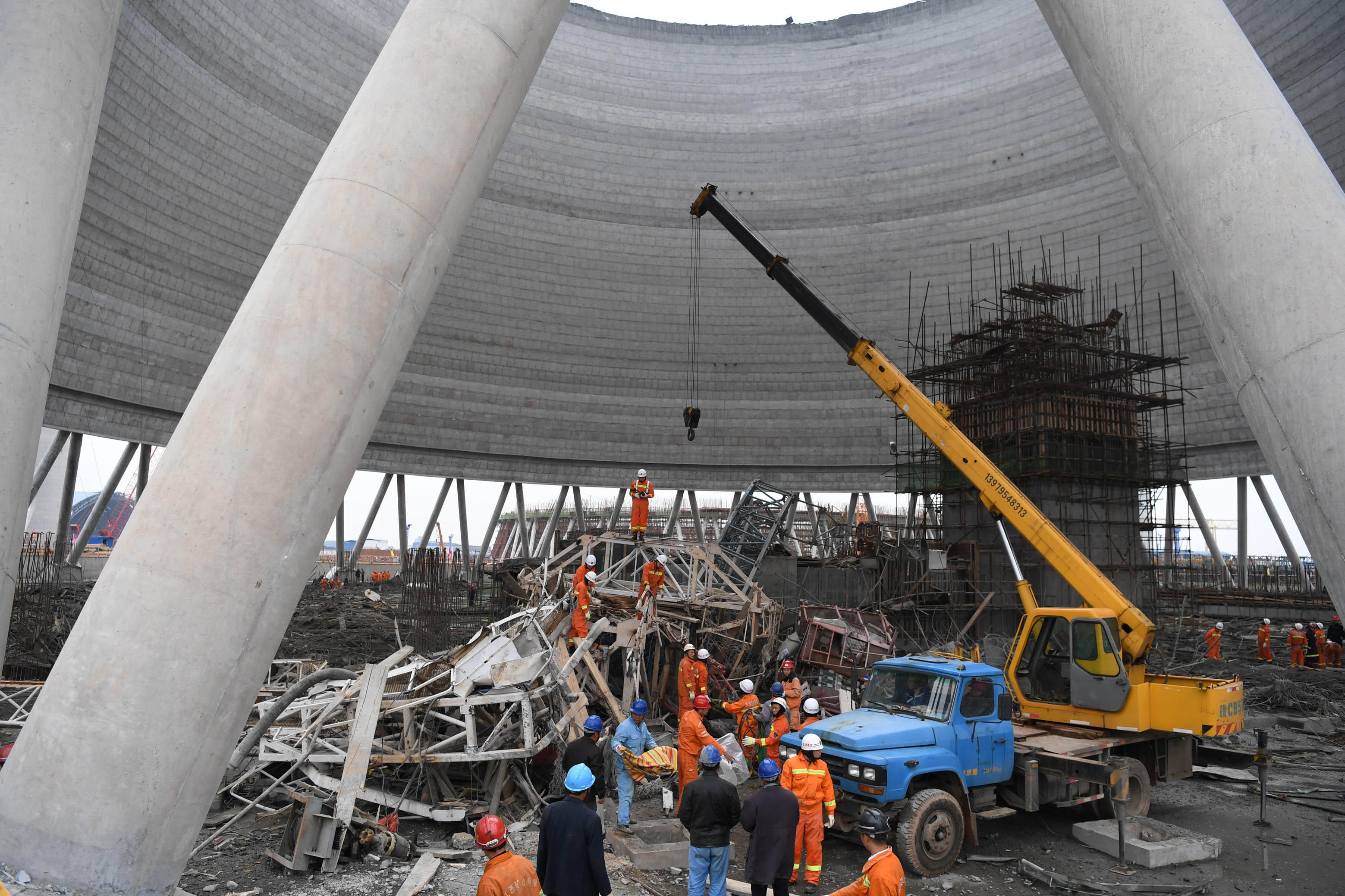 Разчистват отломки на мястото на тежката трудова злополука в Китай