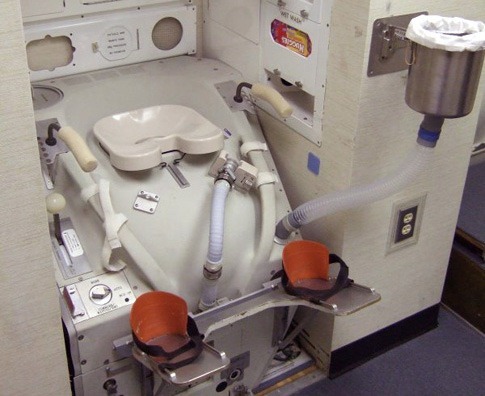 Така изглежда тоалетната на борда на МКС