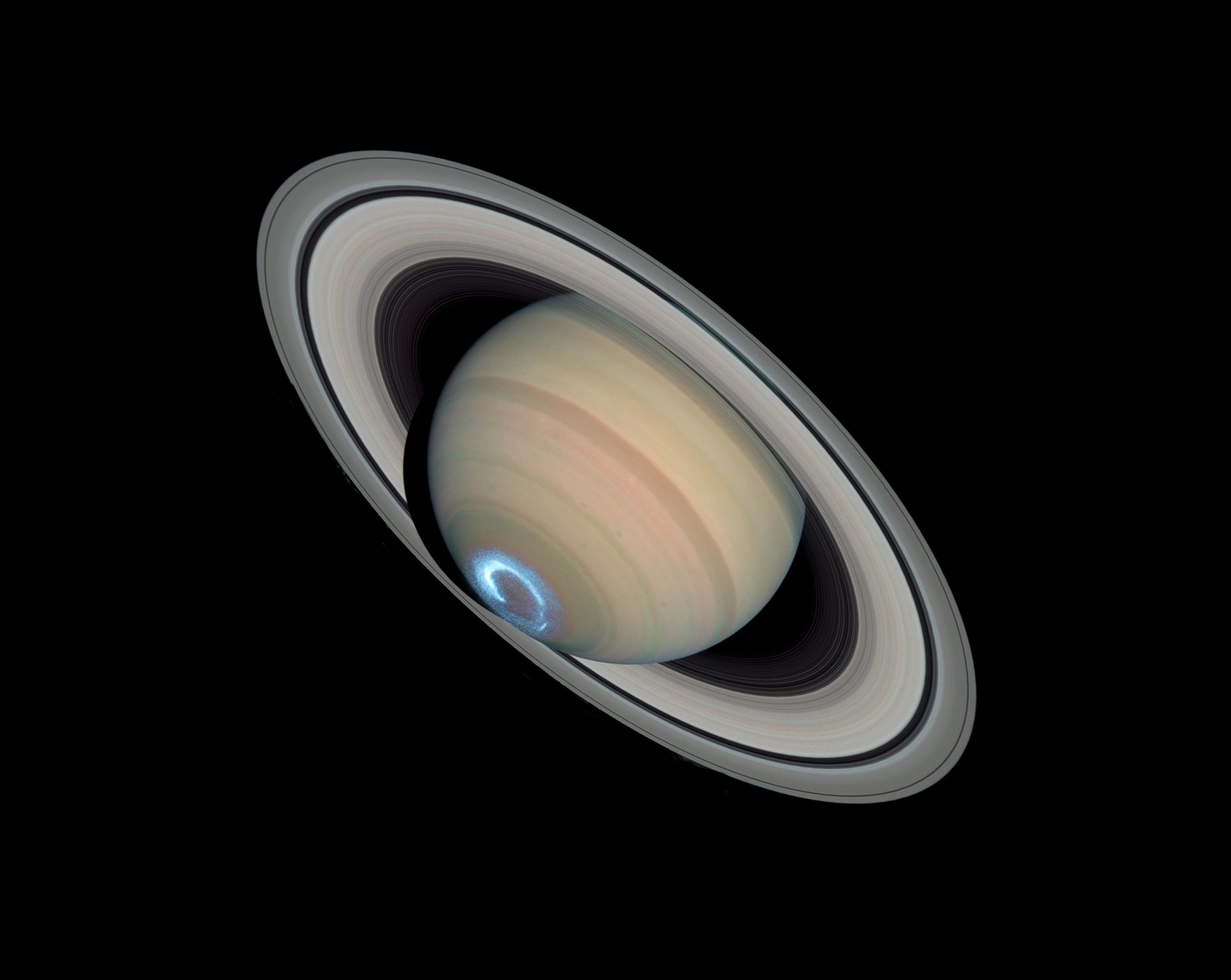 Хипнотизиращи кадри от пръстените на Сатурн