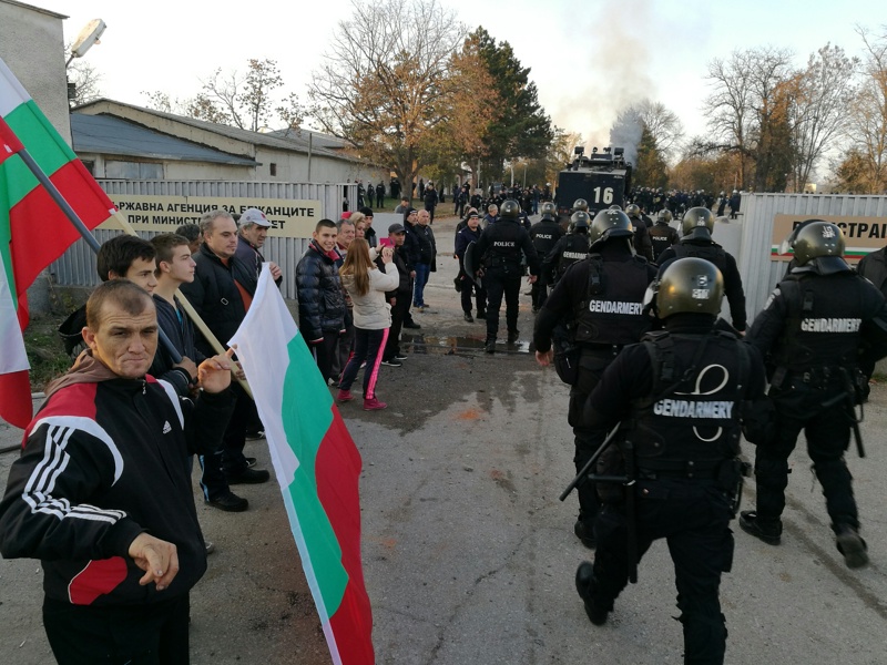 Прокуратурата се зае с мигранта, запалил българския флаг