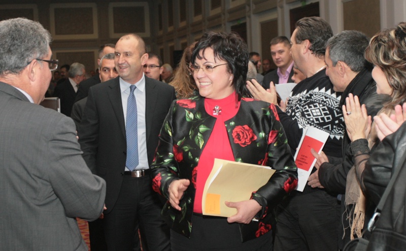 Корнелия Нинова и новоизбраният президент Ремен Радев на разширеното заседание на Националния съвет на БСП