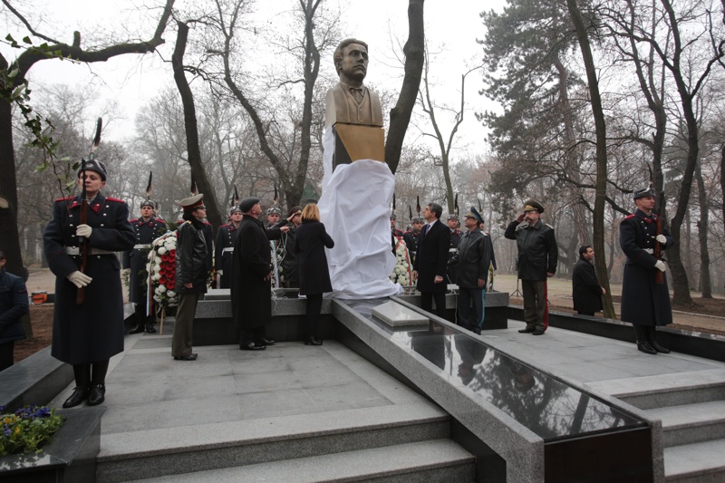 Росен Плевнелиев участва в церемонията по официалното откриване на паметник на Васил Левски във Военна академия „Г.С. Раковски“