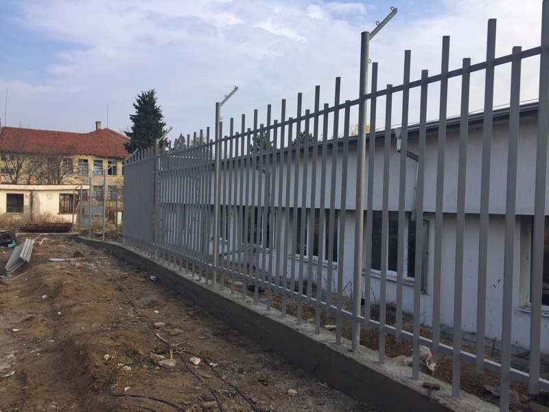 Новата железобетонна ограда за бежанския център в Харманли се изгражда спешно