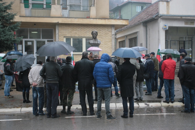 Българи от западните покрайнини се събраха пред паметника на Васил Левски в Босилеград по повод 97-та годишнина от Ньойския дого