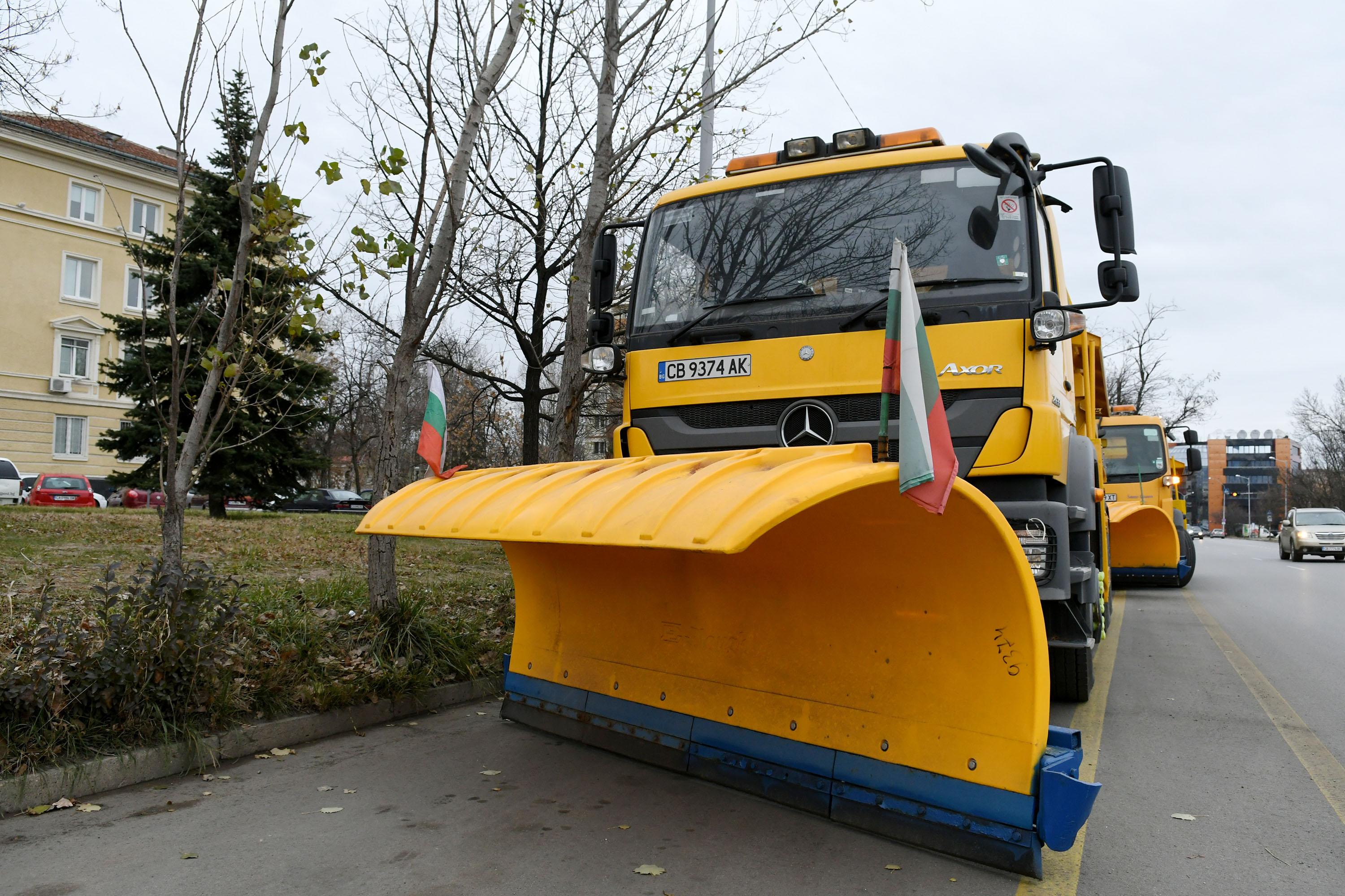 Снегорини дават дежурства на основни булеварди в София