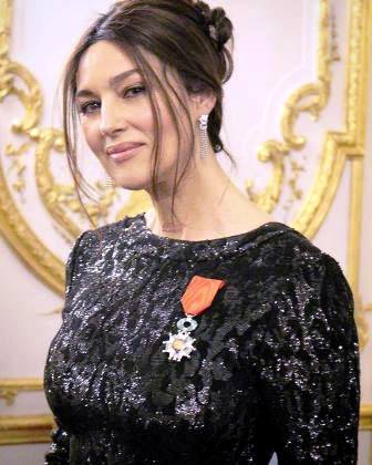 Италианката Моника Белучи получи символа на Франция